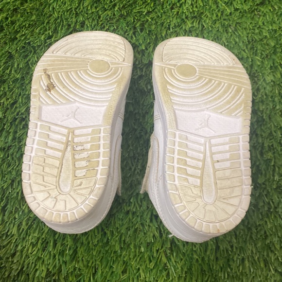 Jordan 1 Low Triple White GS - Picture 5 of 6